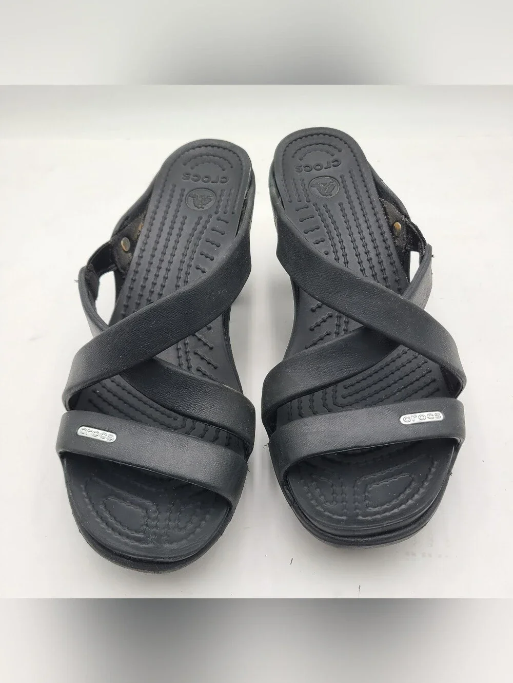 B40 CROCS Black Cyprus IV Women's Size 8 Heels Sandals Slip On Strappy